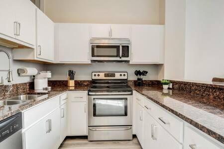 Cozysuites - 2Br With Direct Skybridge Access #5 Indianapolis Bagian luar foto