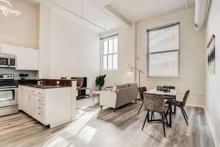 Cozysuites - 2Br With Direct Skybridge Access #5 Indianapolis Bagian luar foto