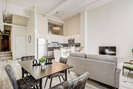 Cozysuites - 2Br With Direct Skybridge Access #5 Indianapolis Bagian luar foto